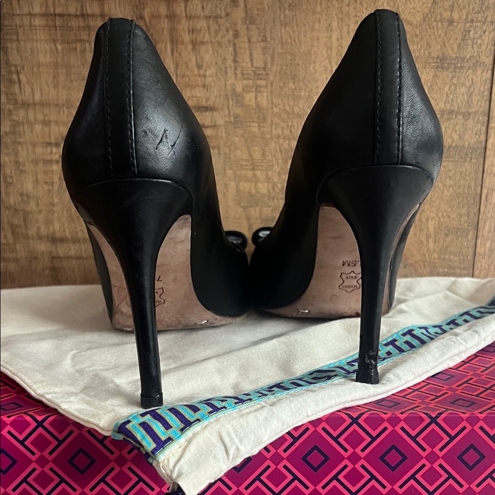 Tory Burch Black Leather Heels with Tortoiseshell Bow Accent - Picture 3 of 3